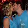 Barbara França troca beijos com o namorado no Villa Mix em Salvador, na Bahia