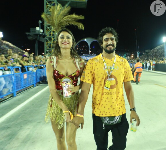 Thaila Ayala e Renato Góes curtiram juntos o segundo dia de desfiles na Sapucaí