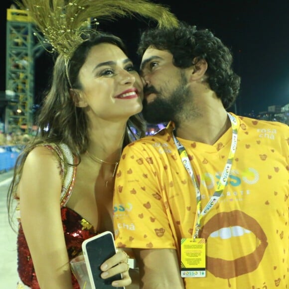 Thaila Ayala trocou carinho com Renato Góes na Sapucaí