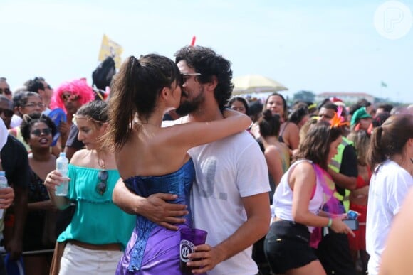 Thaila Ayala e Renato Góes trocaram beijos no Bloco da Favorita