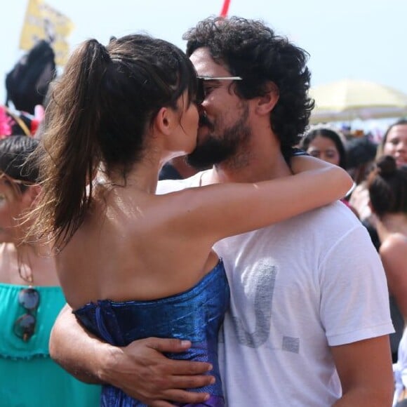 Thaila Ayala e Renato Góes trocaram beijos no Bloco da Favorita