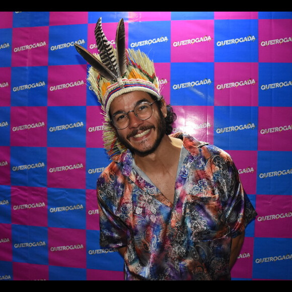 Em bloco com Fátima Bernardes, Túlio Gadêlha usou mesmo cocar em que foi à festa Queirogada, em Recife