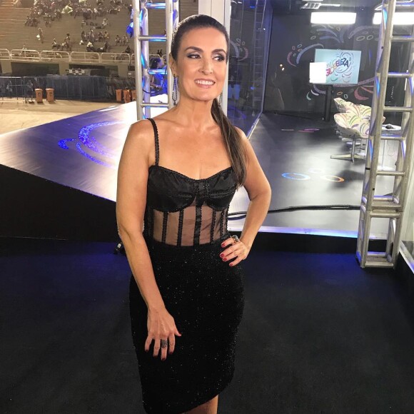 Fátima Bernardes, elogiada por fãs e Túlio Gadêlha, se espantou com comentários sobre sua aparência na transmissão dos desfiles das escolas de Samba do Rio de Janeiro