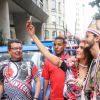 Fátima Bernardes e Túlio Gadêlha usaram adereços indígenas para entrar no clima do bloco de Carnaval Cacique de Ramos, no Rio de Janeiro