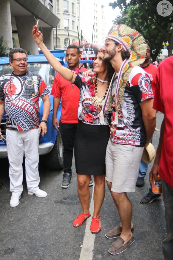 Fátima Bernardes e Túlio Gadêlha usaram adereços indígenas para entrar no clima do bloco de Carnaval Cacique de Ramos, no Rio de Janeiro