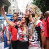 Fátima Bernardes e o namorado, Túlio Gadêlha, fazem selfies durante o bloco