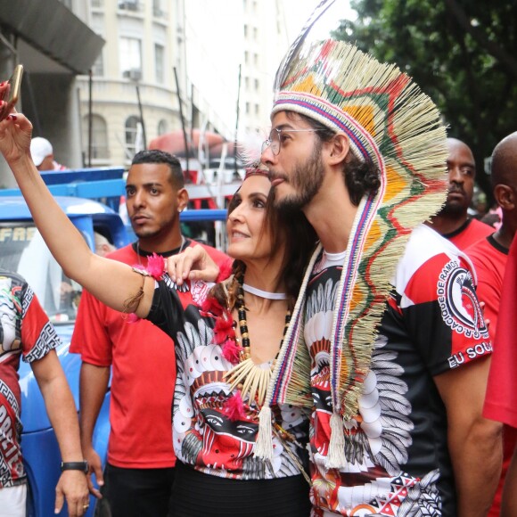 Fátima Bernardes e o namorado, Túlio Gadêlha, fazem selfies durante o bloco