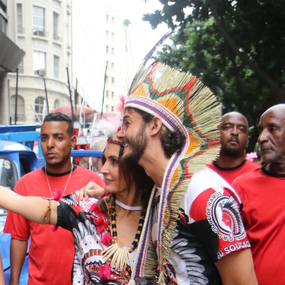 Fátima Bernardes leva o namorado, Túlio Gadêlha, para curtir o tradicional bloco de Carnaval Cacique de Ramos, no Rio de Janeiro