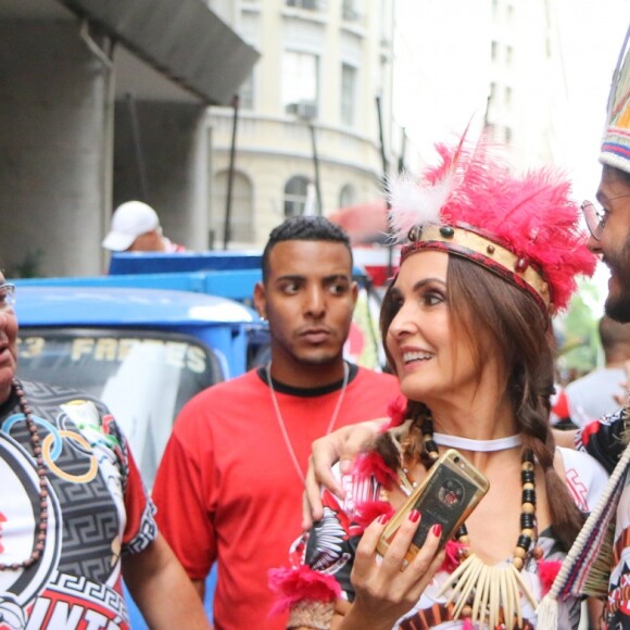 Fátima Bernardes e o namorado, Túlio Gadêlha, se divertiram no Rio de Janeiro após a jornalista apresentar os desfiles das escolas de samba do grupo especial na madrugada