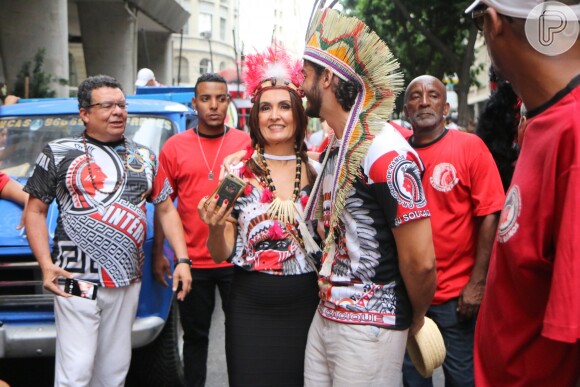 Fátima Bernardes e o namorado, Túlio Gadêlha, se divertem no carnaval do Rio