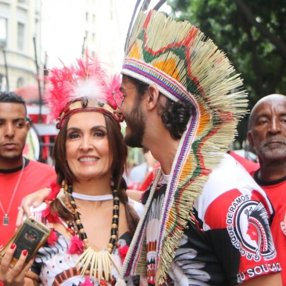 Fátima Bernardes e o namorado, Túlio Gadêlha, se divertem no carnaval do Rio