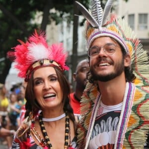 Lindos e felizes! Fátima Bernardes e Túlio Gadêlha no bloco Cacique de Ramos