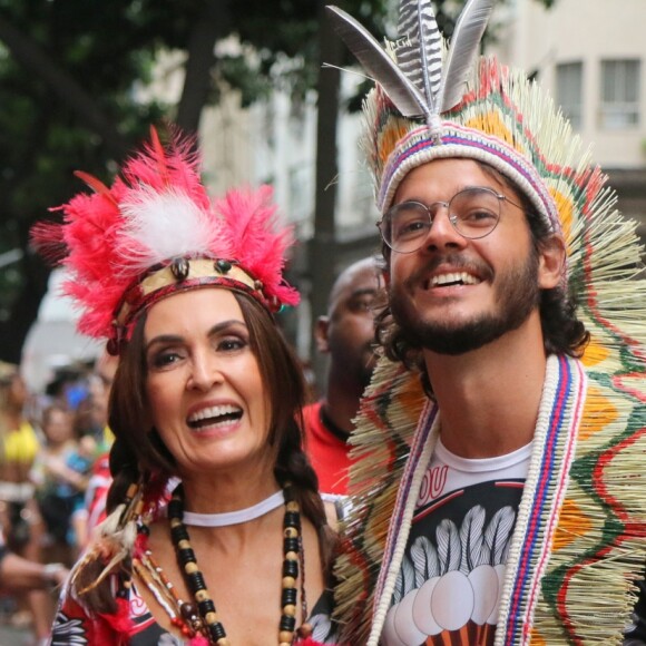 Lindos e felizes! Fátima Bernardes e Túlio Gadêlha no bloco Cacique de Ramos