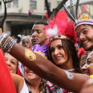 Foliões abordam Fátima Bernardes e Túlio Gadêlha no bloco de carnaval Cacique de Ramos