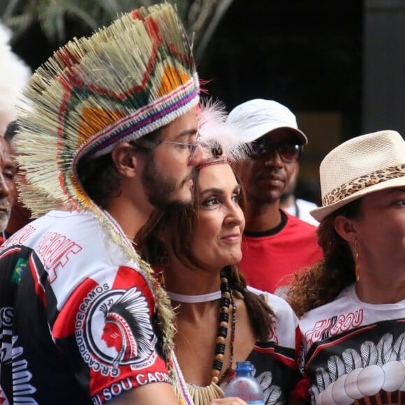 Fátima Bernardes leva o namorado, Túlio Gadêlha, para curtir o tradicional bloco de Carnaval Cacique de Ramos, no Rio de Janeiro