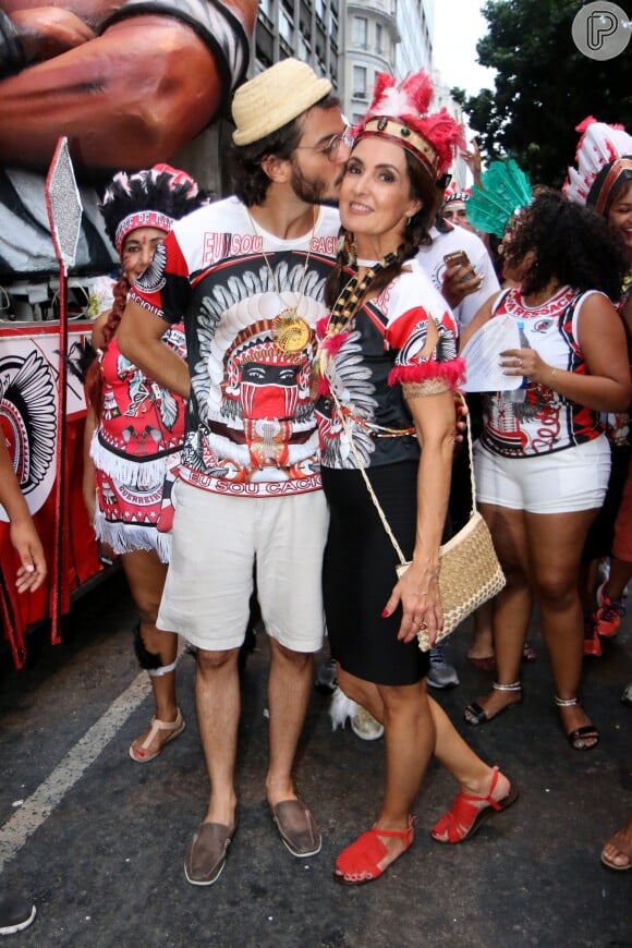 Fátima Bernardes ganha um beijo do namorado, Túlio Gadêlha, na concentração do bloco Cacique de Ramos