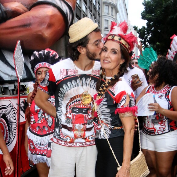 Fátima Bernardes ganha um beijo do namorado, Túlio Gadêlha, na concentração do bloco Cacique de Ramos