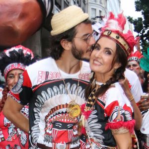 Fátima Bernardes leva o namorado, Túlio Gadêlha, para curtir o tradicional bloco de Carnaval Cacique de Ramos, no Rio de Janeiro