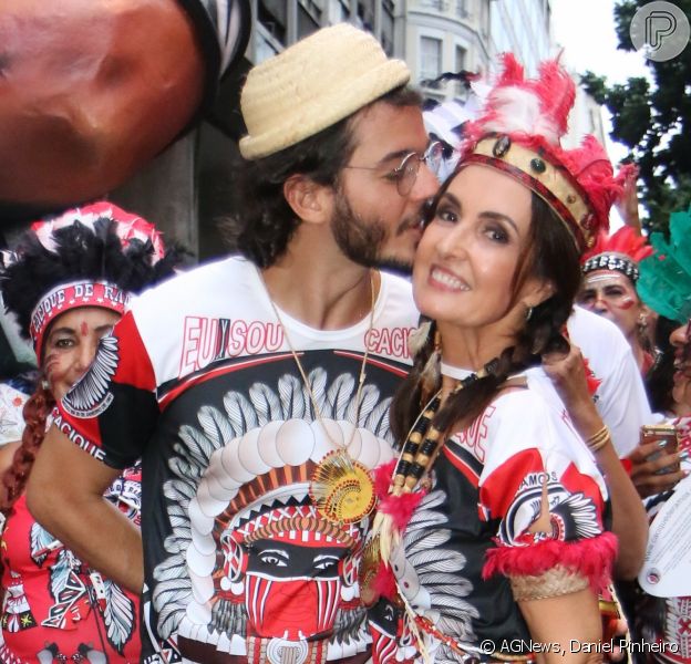 Fátima Bernardes leva o namorado, Túlio Gadêlha, para curtir o tradicional bloco de Carnaval Cacique de Ramos, no Rio de Janeiro