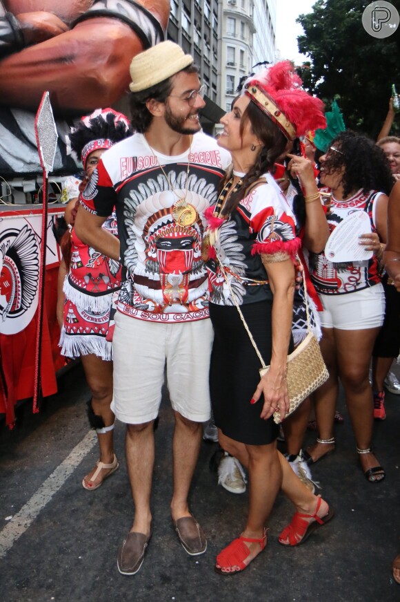 Fátima Bernardes e Túlio Gadêlha chegaram cedo para conferir o desfile do blocoCacique de Ramos