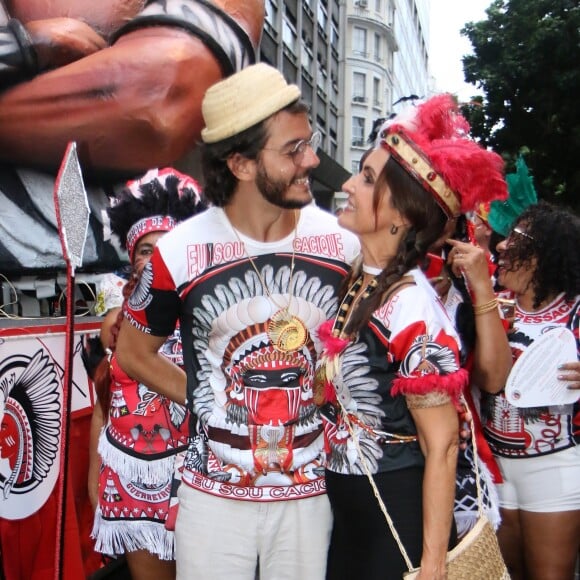 Fátima Bernardes e Túlio Gadêlha chegaram cedo para conferir o desfile do blocoCacique de Ramos