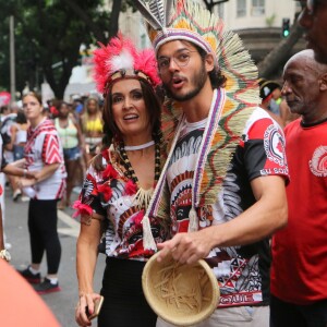 Túlio Gadêlha chegou na terça-feira para curitr o bloco de Carnaval Cacique de Ramos com a namorada, Fátima Bernardes