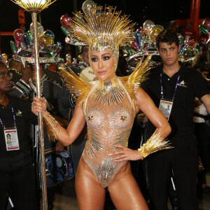 Sabrina Sato, ainda sem o costeiro, para o desfile da Vila Isabel na Marquês de Sapucaí, no Rio de Janeiro, em 11 de fevereiro de 2018