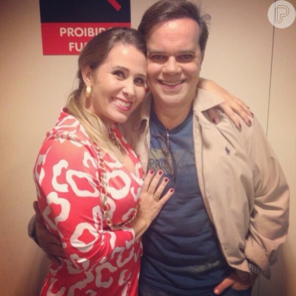 Andréia Sorvetão posa com o ator Diogo Vilela nos bastidores de 'Pé na Cova'