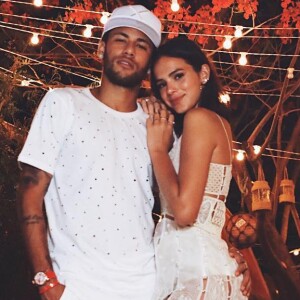 'Feliz Valentine's Day. Bruna Marquezine, te amo', escreveu Neymar