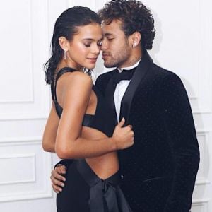 Neymar exibiu uma foto com Bruna Marquezine para comemorar o Valentine's Day. Veja abaixo!