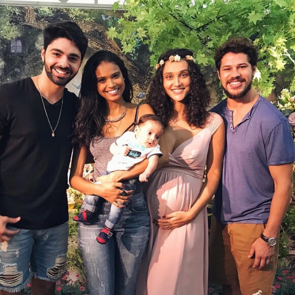 Débora Nascimento recebeu amigos no chá de bebê da filha, Bella