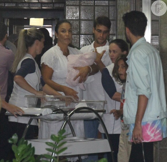 Ivete Sangalo foi acompanhado pelo marido, Daniel Cady, e o filho, Marcelo, de 8 anos, na saída do hospital
