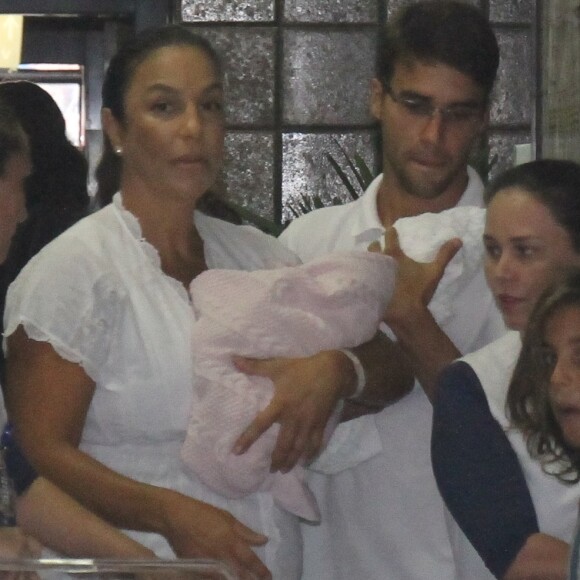 Ivete Sangalo foi acompanhado pelo marido, Daniel Cady, e o filho, Marcelo, de 8 anos, na saída do hospital