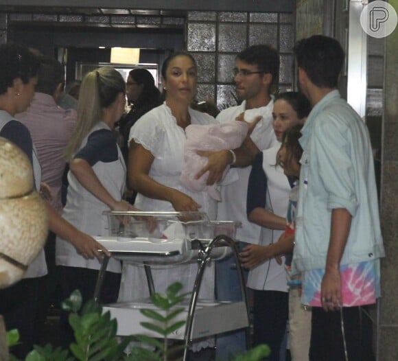 Ivete Sangalo deixou o hospital Aliança, em Salvador, com as filhas gêmeas, Marina e Helena, nesta quarta-feira, 14 de fevereiro de 2018