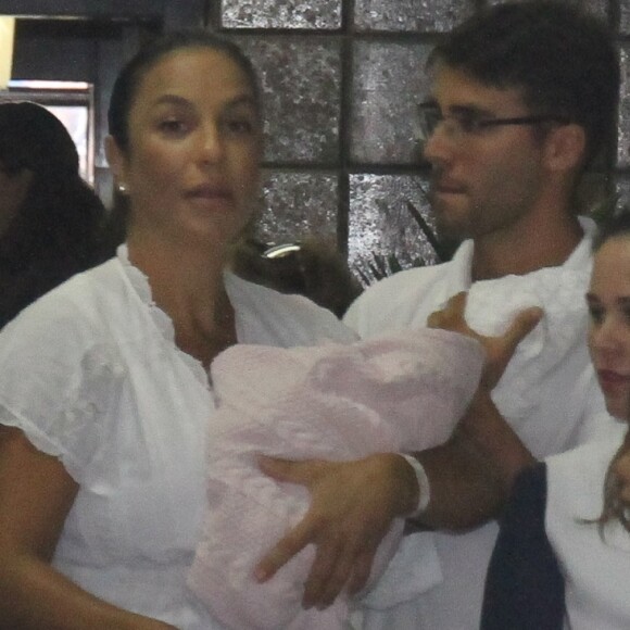 Ivete Sangalo deixou o hospital Aliança, em Salvador, com as filhas gêmeas, Marina e Helena, nesta quarta-feira, 14 de fevereiro de 2018