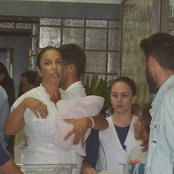 Ivete Sangalo brincou com o marido sobre a data em que vai retornar aos palcos