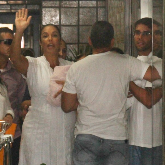 'Estão ótimas, cheias de saúde', disse Ivete Sangalo sobre as gêmeas