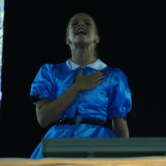 Isabella Santoni escreveu sobre o título da Beija-Flor: 'Feliz de fazer parte dessa história! Partiu Nilópolis para comemorar com a minha comunidade!'