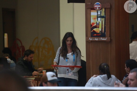Mulher do goleiro espanhol Iker Casillas, Sara Carbonero almoça em restaurante de Curitiba, no Paraná