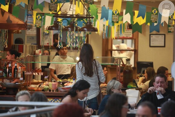 Mulher do goleiro espanhol Iker Casillas, Sara Carbonero almoça em restaurante de Curitiba, no Paraná