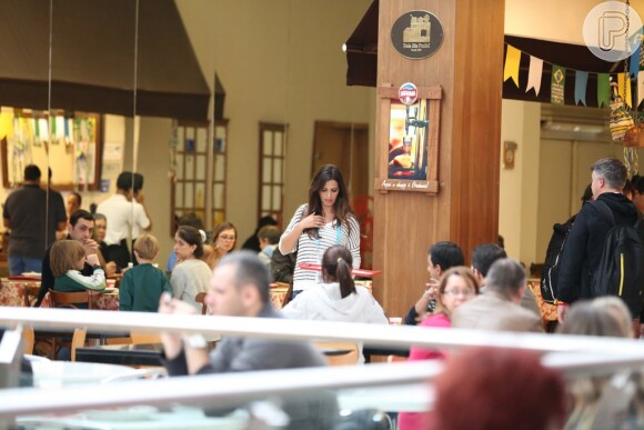 Mulher do goleiro espanhol Iker Casillas, Sara Carbonero almoça em restaurante de Curitiba, no Paraná