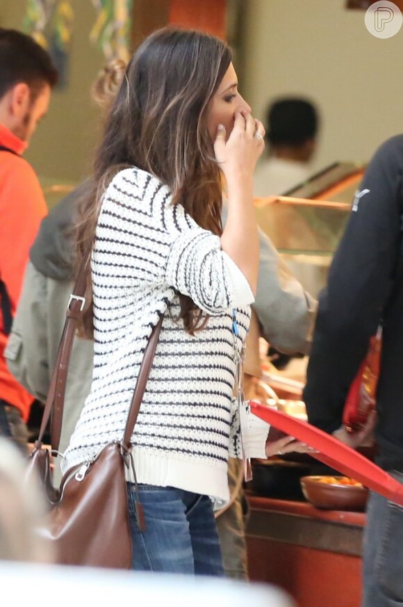 Mulher do goleiro espanhol Iker Casillas, Sara Carbonero almoça em restaurante de Curitiba, no Paraná