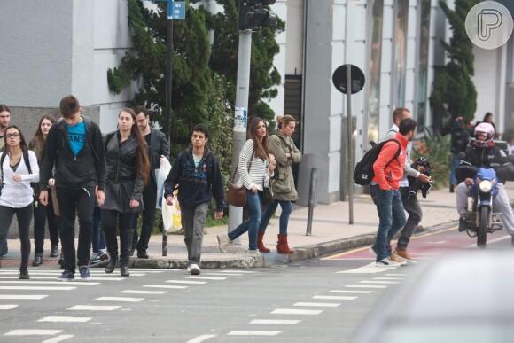 Com crachá da Copa do Mundo, Sara Carbonero passeia pelas ruas de Curitiba