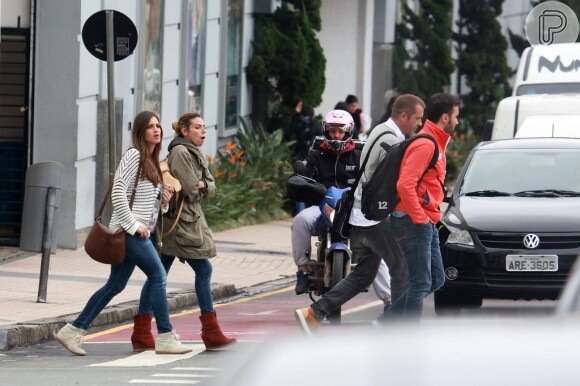 Com crachá da Copa do Mundo, Sara Carbonero passeia pelas ruas de Curitiba