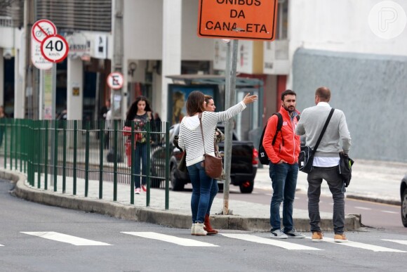 Com crachá da Copa do Mundo, Sara Carbonero passeia pelas ruas de Curitiba