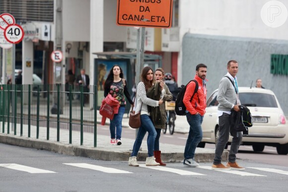 Com crachá da Copa do Mundo, Sara Carbonero passeia pelas ruas de Curitiba