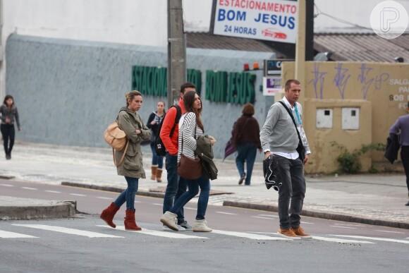 Com crachá da Copa do Mundo, Sara Carbonero passeia pelas ruas de Curitiba