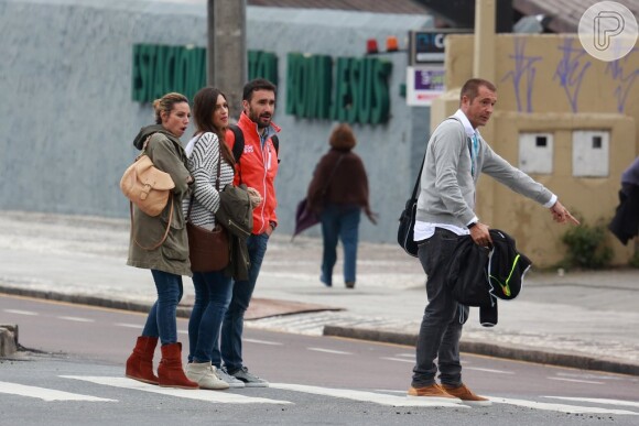 Com crachá da Copa do Mundo, Sara Carbonero passeia pelas ruas de Curitiba