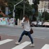 Com crachá da Copa do Mundo, Sara Carbonero passeia pelas ruas de Curitiba