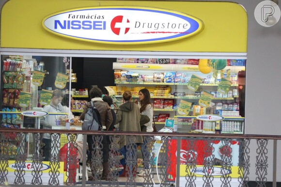 Mulher do goleiro espanhol Iker Casillas, Sara Carbonero compra doce em farmácia